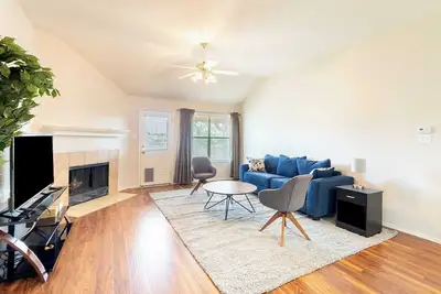 Image de Comfortable 4br Retreat｜Private Yard｜Near Nature Trails, Lakes & Parks #41174