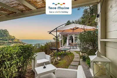 Image de The Chalet by the Sea, Terre Marine