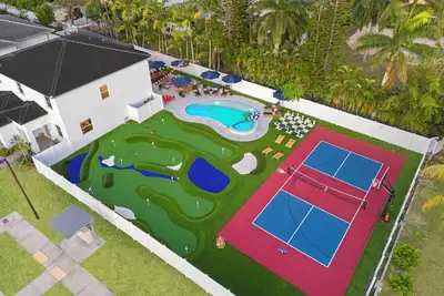 Image de Saltwater Pool, Hot Tub, 12-hole Miniature Golf & Pickleball + Basketball