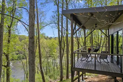 Image de Luxury, Modern Treehouses- River Views & Farmstay Experience