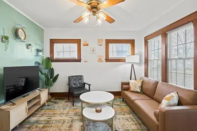 Charming 2-bedroom house with Ac, WiFi in Rochester