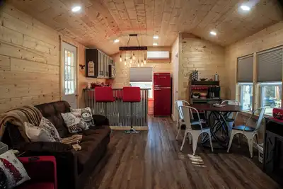 Image de Cozy cabin, hot tub, high speed internet in the heart of the Shawnee