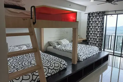 Image de 2 minutes walk to the theme park! Family-sized studio home @ i-City by Nuriman