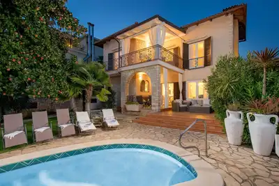 Image de Villa Magnolia in Umag for 10 persons - beachfront - with sea view, jacuzzi and fitness area