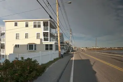 Image de Right on Long Sands Beach!