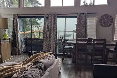 Image de Charming 3-bedroom 2 Bath Lakehouse with Ac and Wi-Fi located on Silver Lake