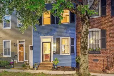 Image de Beautiful Historic Home~ 2 bds, 2. 5 ba. , fireplace, perfect vacation location!