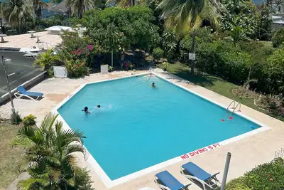 Stylish top-floor, 2-bedroom apartment in Tower Isle with Ac and WiFi