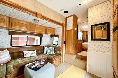 Image de The Glamper Spacious 5th Wheel