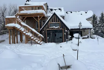 Image de The Castle - 4-bedroom house with Ac, WiFi in Grey County