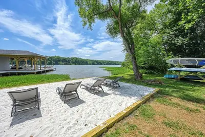 Image de Pointe of View: Luxury Lakefront, Private Dock, Hot Tub, Fire Pit, Beach, Views!