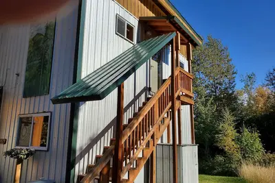 Image de Quiet country living in this spacious 2nd story Unit. Hiking trails and more! \n