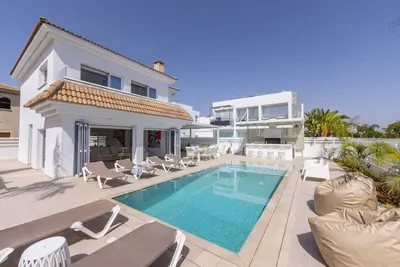 SunnyVillas: 3br New Modern Villa*Private Pool*Blg