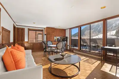 Image de 2-Bedroom Top Floor View Condo in Downtown Aspen