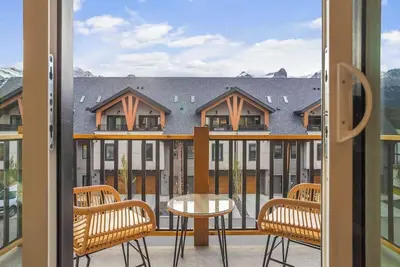 Image de Brand New - Luxe Escape with Mountain Views