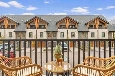 Image de Brand New - Luxury Canadian Rockies Escape