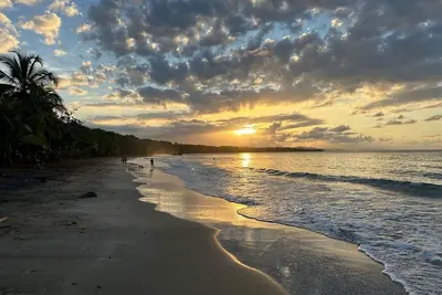Image de Near the Beach Getaway | Walk to Everything!
