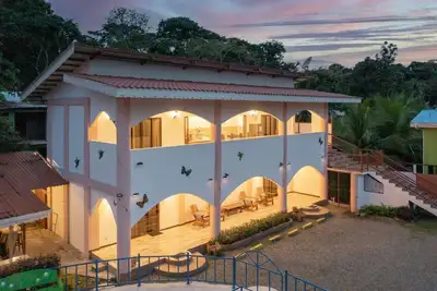 Image de Entire Home Near Beach | Quiet Area | Pool