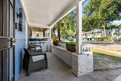 Image de Bungalow in Atlanta minutes from Midtown & Airport