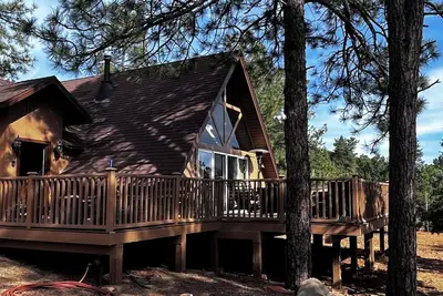 Image de Beautiful cabin, stunning view, spacious deck. Price includes cleaning fee, etc.