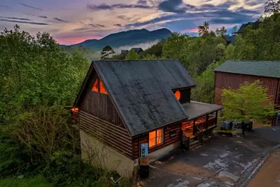 Image de Hot Tub · Community Pools · Game Loft · King Suites · Near Dollywood · Mountain