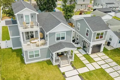 Image de 5br Outdoor Oasis! Amenity Rich w/Hot Tub, Fire Pit, Bonus Loft - Walk to Bay Beach and Wildlife Preserve!