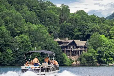 Image de 8br Lakefront Lodge| Hot Tub, Dock, Mountain Views