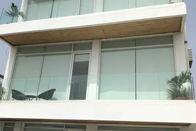 Image de Modern Beachfront Luxury in Monrovia