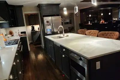 Image de Open floor plan-historic Elmwood Village, Buffalo area-gated off-street parking