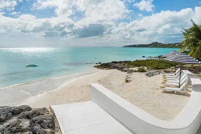 Image de Newly Renovated 2br Ocean Front Luxury villa