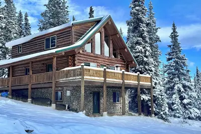 Image de Renovated, roomy, 4br, private log cabin with rec room, Starlink, views & more…