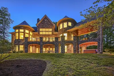 Image de Spacious waterfront house with private hot tub, sauna, pool table