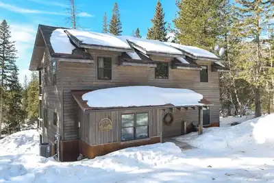 Image de Lucky 7 Lodge – Spacious 4-Bedroom Cabin with Double Decks, Hot Tub & Mountain Views