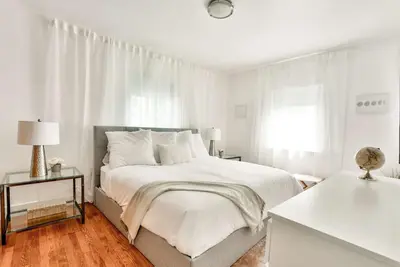 Image de 1901 Sw 19th Ave at Miami's Coral Way/ Shenandoah neighborhood