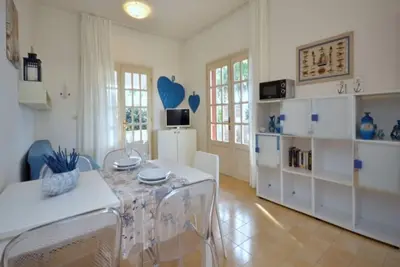 Image de Maison lumineuse avec piscine et balcon