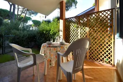 Image de Maison élégante de trois pièces dans un espace vert