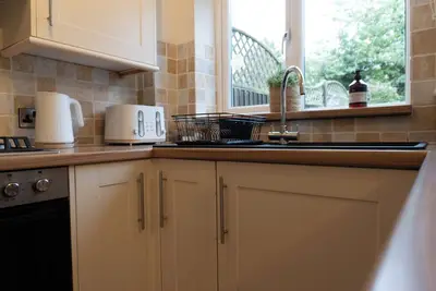 Image de Cosy Home with parking, 10 minute walk to town centre