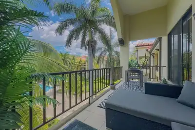 Image de Top Floor Sunshine Views - Updated, Modern Design