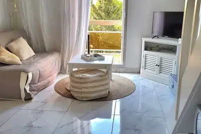 Image de Location de vacances Centre Port Cap d'Agde commerces restaurants et mer à pied