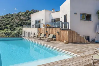 Villa Monticello, proche de l'Ile-Rousse avec piscine chauffée vue mer