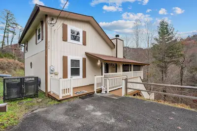 Image de New Listing! Hot Tub, Foosball, Fireplace, Pool Table, & Free Attractions!