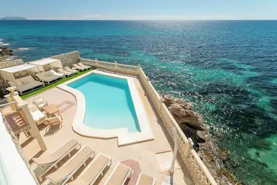 Image de Villa Celia située en première ligne de mer!
