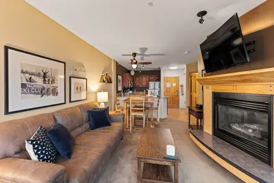 Image de Easy Access to Ski Areas at this Cozy River Run Condo w/ Private Balcony