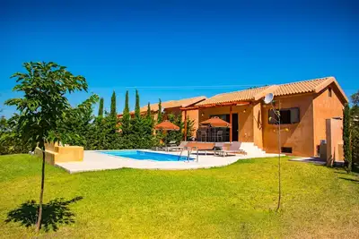 Image de A Charming 2 bedroom Villa, 2 Bathrooms, Private Pool, Short walk to the beach