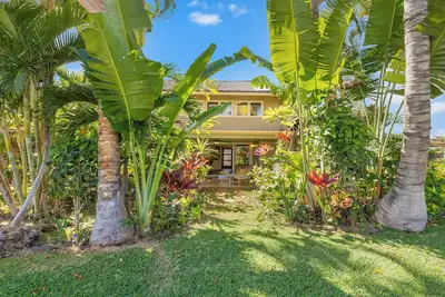 Image de 87-2 is an elegant, remodeled 2-bedroom, 2. 5-bath townhome with Ac.