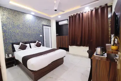 Image de This room features a spacious king-sized bed, designed for maximum comfort