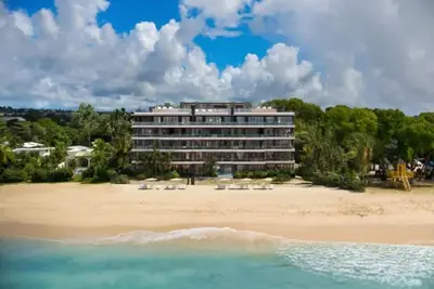 Luxurious Oceanfront Condo with Rooftop Pool on Brighton Beach– Sleeps 4