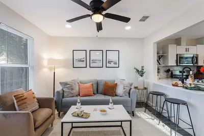 Image de Easy Access to Town, Vibrant Hub - True Gem