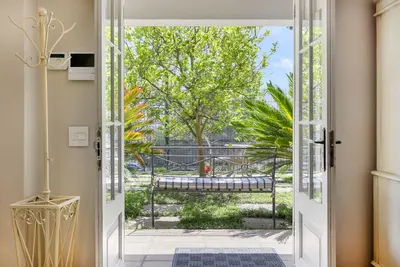 Image de French Country Cottage on Table Mountain