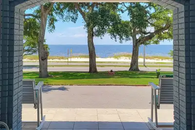 Image de 124 Cypress Cove ~ Furnished 2 bedroom 2 bath beachfront condo in Biloxi